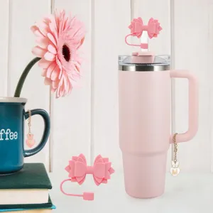 Set accessori tazza Stanley rosa con copertura di paglia fiocco 3D e catena chic.