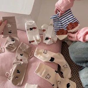 Calzini da donna ricamati con cani carini, calzini impilati in maglia casual vista dettagli.