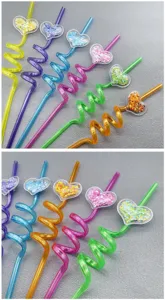 Cannucce da bevanda in plastica ricciolute creative colorate con paillettes a cuore trasparenti.