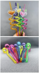 Cannucce da bere ricce in plastica colorata con decorazioni a cuore glitterate per feste.