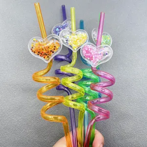 Colorate cannucce di plastica flessibili con ciondoli a cuore trasparenti pieni di glitter.