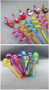 Pajitas de fiesta de Navidad coloridas con bonitos colgantes de PVC dibujos animados detalles.