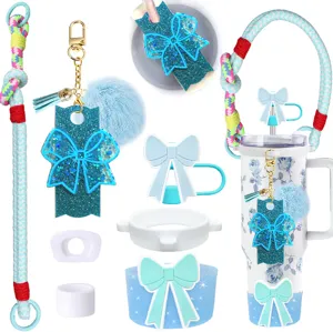 Dettagli del set di accessori in silicone per tazza Stanley con cinturino e targhetta nome.