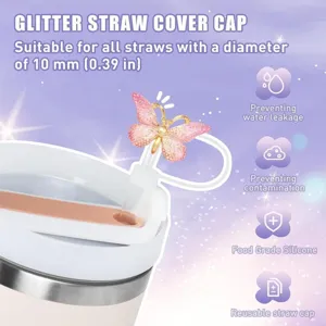 Dettaglio copricanna con strass a farfalla glitterata, topper in silicone alimentare da 10 mm.