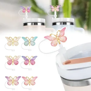 Vista dettagliata topper per cannuccia farfalla, copertura decorativa in silicone per bicchieri.