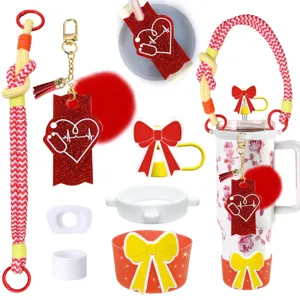 Dettagli del set di accessori per tazza con custodia in silicone, tracolla e ciondolo.