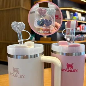 Elegante cubierta de pajita de corazón con diamantes y tapón antipolvo para taza.