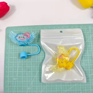Cute acrylic wing straw cover dust plug set, creative cartoon design for daily use and decoration.