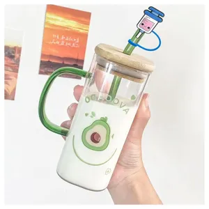 Niedliche Avocado-Glasstasse mit Holzdeckel und Strohhalm, inklusive witzigem Spritzen-Aufsatz.