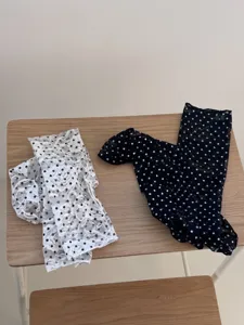 Vue détaillée des chaussettes à étrier en dentelle de rose à pois avec un tissu en maille.