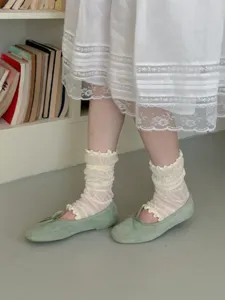 Detail van sokken met volants in Japanse stijl en ballerina's, zacht geplooid ontwerp.