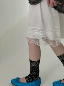 Détail de chaussettes en dentelle à pois transparents vintage coréen, mode été respirante pour femmes.