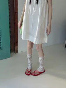 Vue détaillée de chaussettes à étrier en dentelle et pois rétro pour le style d'été.