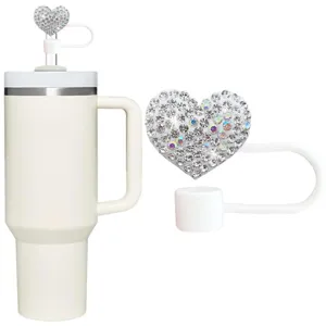 Couvercle de paille cœur en strass étincelant avec gobelet isotherme pour boissons.