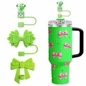 Groene strass beker met roze strikken en schattige siliconen rietjesafdekkers.