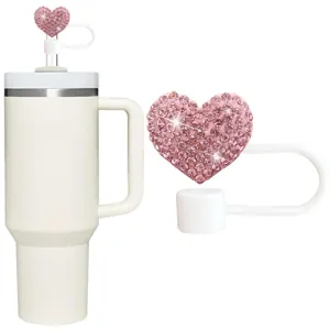 Detail de l'embout de paille en silicone coeur strass rose, bouchon anti-poussiere.
