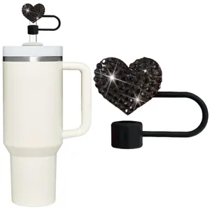 Vue détaillée du couvre paille cœur en strass noir, joli accessoire bouchon anti poussière.