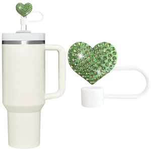 Joli couvercle de paille en silicone avec cœur en strass vert et gobelet assorti.