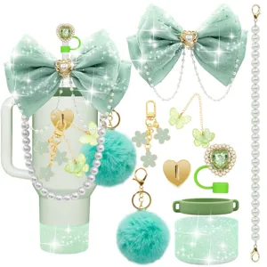 Set di accessori per tazza verde menta con grande fiocco e portachiavi pon pon.