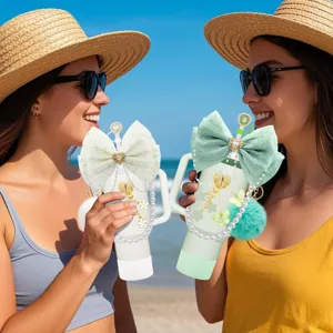 Grazioso set di accessori per bicchieri con grande fiocco catena di perle e coperchio.