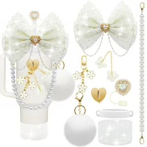 Vista dettagliata del set di accessori per bicchiere bianco con fiocco, perle e pon pon.