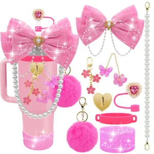 Dettaglio set accessori bicchiere rosa, grazioso fiocco, catena di perle e pon pon soffice.