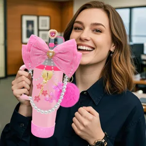 Set accessori per tazza rosa con grande fiocco, catena di perle e ciondoli strass carini.