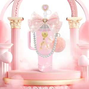 Set di accessori per tazza rosa carino con fiocco con perle e simpatico pompon peluche.