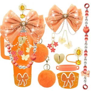 Orangenes Becher Zubehör Set mit Schleife Anhänger, Perlenketten und Silikon Boden Schutz.