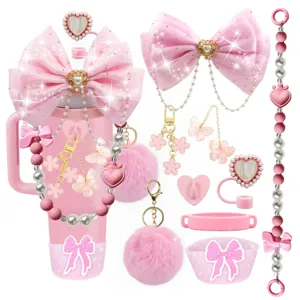 Rosa Becher Zubehör Detail mit glitzernden Schleifen, Perlenketten und flauschigen Bommeln.