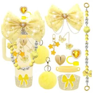 Gelbes Tassen Zubehör Set mit Schleife, Perlenkette, Strohhalm Deckel und Silikon Schuh.