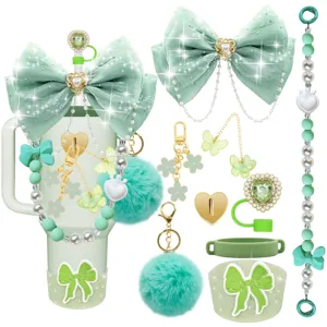 Mintgrüne Stanley Tasse Zubehör Set mit Schleife Anhänger Ketten und flauschigen Pompons.
