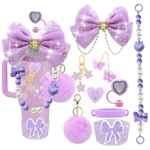 Lila Becher Zubehör Set mit süßer Schleife, Kette, Strohhalmtopper und flauschigem Pompon.