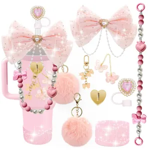 Rosa Becher Zubehör Set inklusive großer Schleife Strohhalm Topper und Plüsch Bommel.