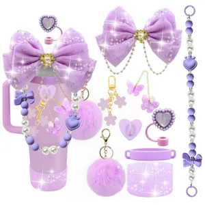 Detailansicht des lila Becher Zubehörsets mit Schleife, Kette, Strohhalmdeckel und Bommel.
