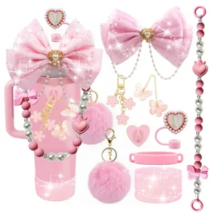 Rosa Becher Zubehör Set mit süßen Schleifen, Perlenketten und Bommeln für den Alltag.