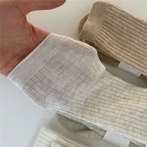 Gros plan détaillé montrant la texture côtelée respirante et la transparence des chaussettes.