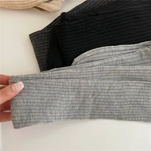 Chaussettes hautes côtelées unies pour femmes, bas longs confortables pour la saison printanière.