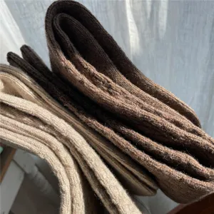 Detailansicht kuscheliger Vintage-Wollsocken in warmen Naturtönen wie Beige und Dunkelbraun.