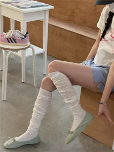 Vue détaillée de chaussettes hautes blanches pour femmes avec chaussures plates au quotidien.