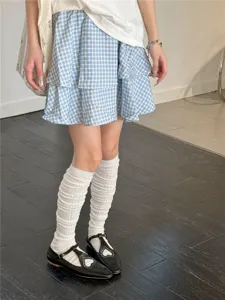 Vue détaillée de chaussettes hautes slouch blanches, respirantes et stylées au quotidien.