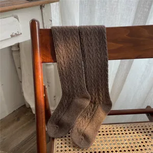 Braune Wollzopfmuster Wadenstrümpfe, Retro-Stil dicke warme Wintersocken Detailansicht.