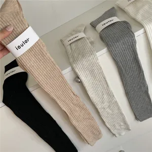 Vue détaillée de chaussettes hautes unies, tissu tricoté doux et respirant, style mode.