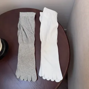 Vista detallada de calcetines lisos de cinco dedos, diseño slouch cómodo para yoga y deporte.