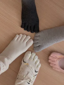 Vista detallada de calcetines de yoga de cinco dedos para mujer y calcetines de pilates variados.
