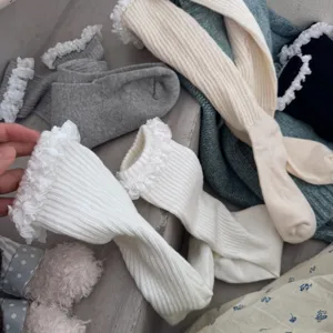 Chaussettes d'hiver épaisses pour femmes avec volants en dentelle, chaussettes tricotées chaudes.