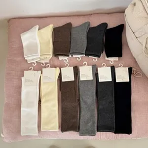 Calzini tinta unita e gambaletti lunghi casual da donna in morbido cotone pettinato.