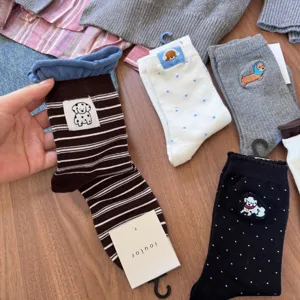 IOULOR cartoon embroidered dachshund mid-tube socks combed cotton comfortable casual socks