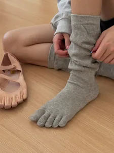 Calcetines grises de cinco dedos calentadores yoga pilates punto suave casual largos