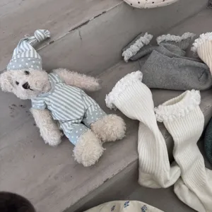 Chaussettes bouclettes épaisses à dentelle rayée et adorable ourson en peluche en détail.